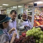 Kathy and Sergei buying produce